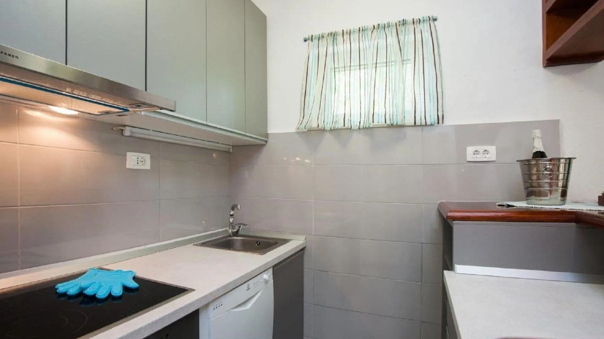 Holiday Home Ingrid - Four Bedroom Holiday Home With Pool Trogir